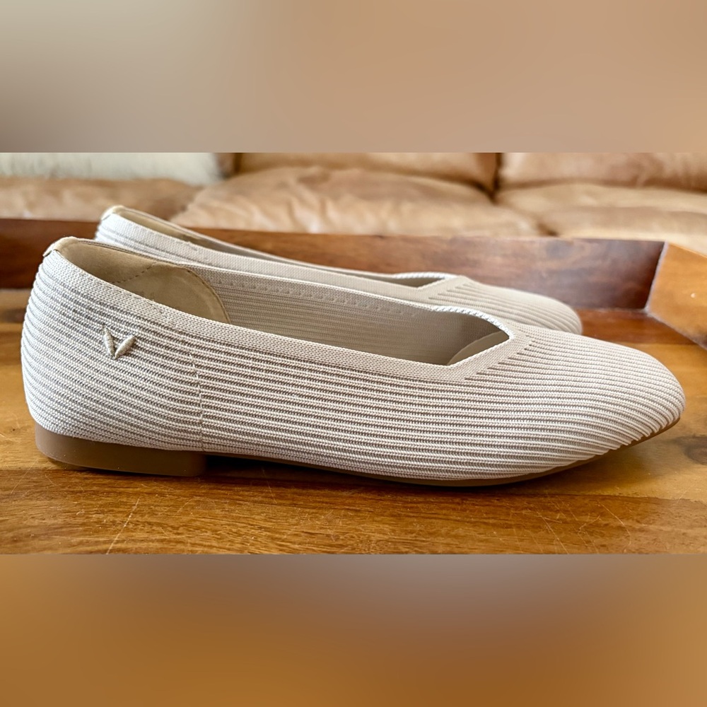 VIVAIA Tan Margot Square Toe V-Cut Flats - Picture 5 of 8